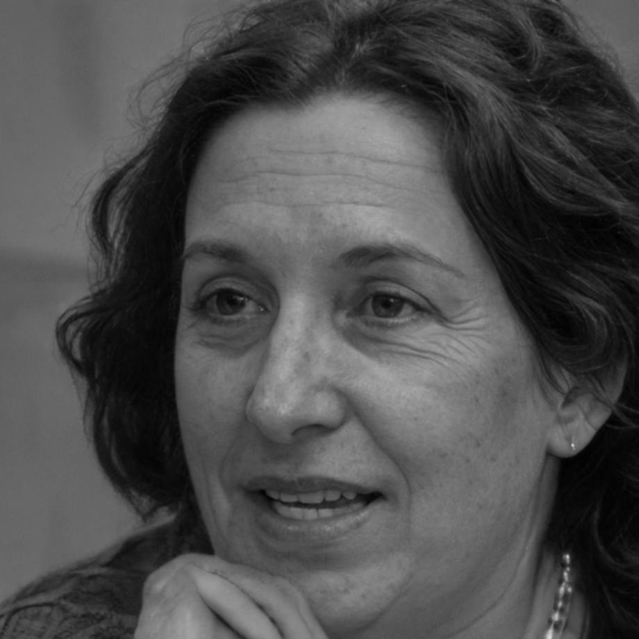 Retrato profesional de Carmen Herrera, directora del programa de disciplina financiera